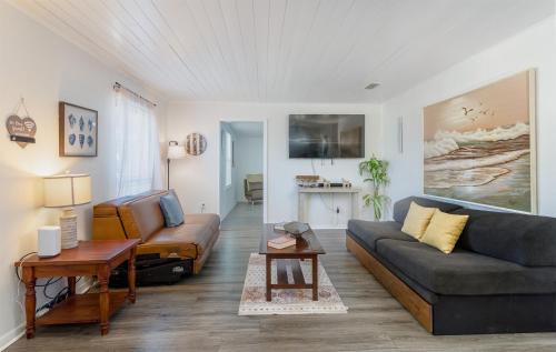 Beachside Bliss - Breakfast, Walk to Schooners, Sleeps 15, Fenced Privacy photo 3