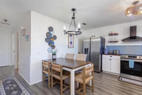 Beachside Bliss - Breakfast, Walk to Schooners, Sleeps 15, Fenced Privacy photo 18