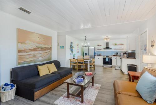 Beachside Bliss - Breakfast, Walk to Schooners, Sleeps 15, Fenced Privacy photo 9