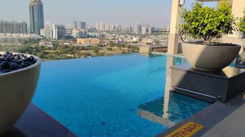 グルガオンにあるHigh-rise apartmentの建物の上のスイミングプールの景色を望めます。