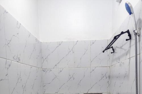 Ένα μπάνιο στο RedDoorz at Linda Residence Jambi