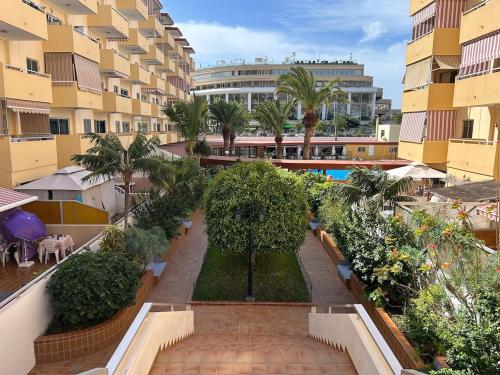 Modern sunny apartment 100m from the beach