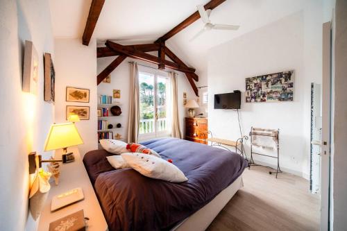 Postel nebo postele na pokoji v ubytování Villa BARADARENA avec piscine chauffée et jardin pour 10 personnes