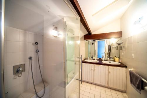 Koupelna v ubytování Villa BARADARENA avec piscine chauffée et jardin pour 10 personnes