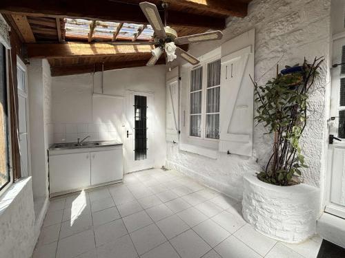 une cuisine avec des murs blancs et un plafond dans l'établissement Maison 4 pièces LA ROCHELLE - LR000-015, à La Rochelle