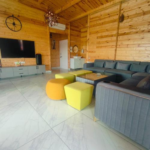 Posezení v ubytování Kuku farm stay 3 bedroom wooden cottage with private pool at Moinabad