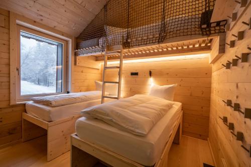 Postel nebo postele na pokoji v ubytování Naturhotel BASISLAGER Fichtelberg