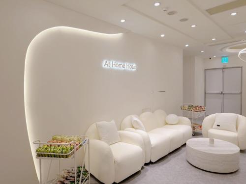 a white salon with white couches and chairs at 在家行旅 南西館 in Taipei