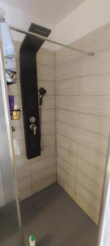 une chambre avec un téléphone suspendu au mur dans l'établissement Maison 4 chambre 11personnes grand jardin, à Donges