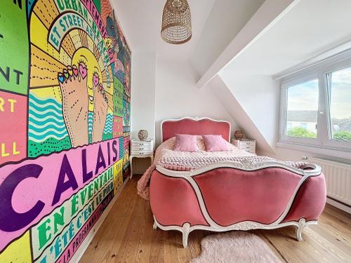 a bedroom with a pink bed and a large mural at Le Blériot in Sangatte