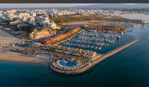 una vista aerea su un porto turistico con molte barche di Bluechip a Portimão