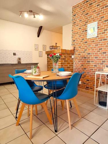une salle à manger avec une table et des chaises bleues dans l'établissement proche gare et centre-ville, parking gratuit et facile, wifi, à Châlons-en-Champagne