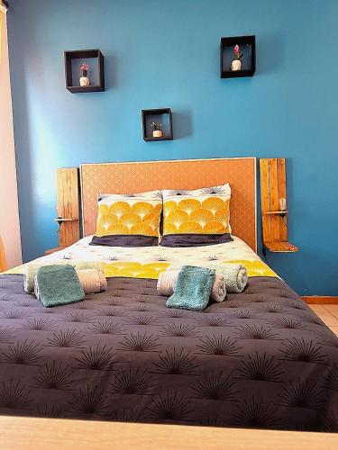 une chambre avec un grand lit aux murs bleus dans l'établissement proche gare et centre-ville, parking gratuit et facile, wifi, à Châlons-en-Champagne