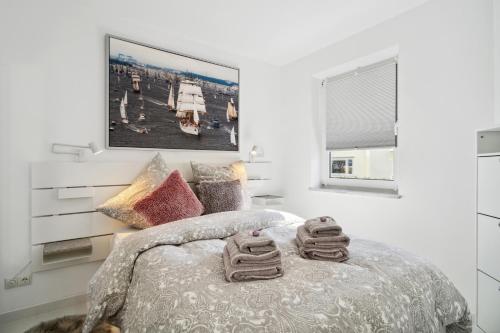 a bedroom with a bed with two towels on it at Ferienwohnung Strandliebe Laboe in Laboe
