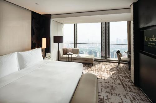 Ένα ή περισσότερα κρεβάτια σε δωμάτιο στο Jumeirah Nanjing