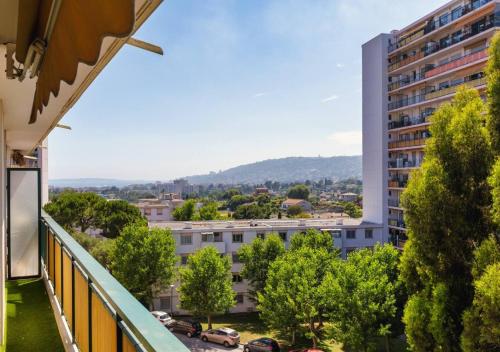 une vue depuis le balcon d'un immeuble dans l'établissement Appart 2 ch Vue Mer & Montagne, Terrasse, Parking, à Antibes