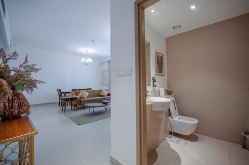 Ένα μπάνιο στο 3BR Haven with Burj Views by MagnoliasVHR