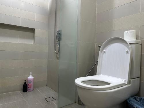 Ένα μπάνιο στο One Bukit Ceylon by Home Suites