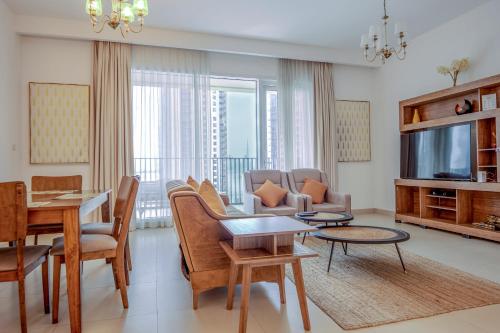 Μια τηλεόραση ή/και κέντρο ψυχαγωγίας στο 3BR Haven with Burj Views by MagnoliasVHR