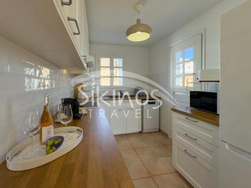 Kuchyň nebo kuchyňský kout v ubytování Beachfront Cycladic House