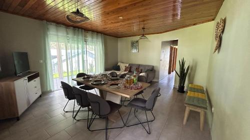 a dining room with a table and chairs in a room at Maison Nourrit D'amour in Salazie