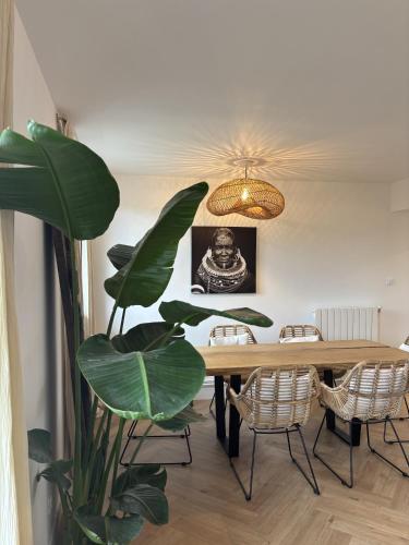 une salle à manger avec une table en bois et une plante dans l'établissement Nomad, à Bordeaux