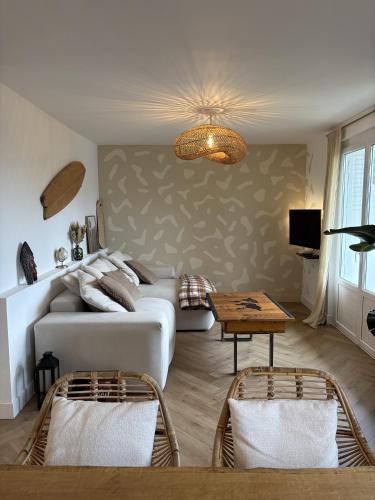 un salon avec un canapé blanc et une table dans l'établissement Nomad, à Bordeaux