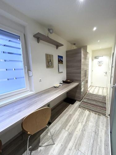a room with a desk and a window and a chair at City Zimmer - Appartement Dina Mariner in Lienz