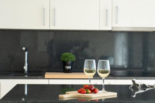 two glasses of white wine and strawberries on a cutting board at Villa La Perla by LovelyStay in Paul do Mar