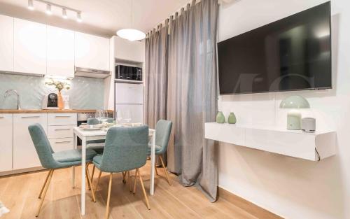 Peaceful apartment with a private patio by REMS
