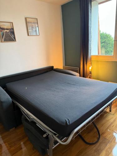 un lit d'hôpital dans une chambre avec fenêtre dans l'établissement Studio à 500 metres de la plage - Parking privé, à Houlgate