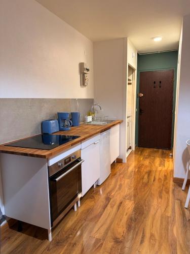 Il comprend une cuisine avec un comptoir et du parquet. dans l'établissement Studio à 500 metres de la plage - Parking privé, à Houlgate