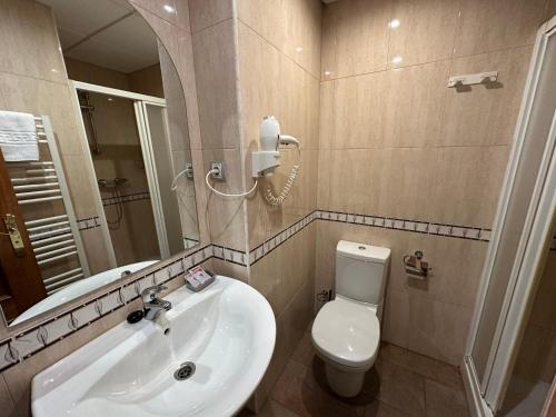 Bilik mandi di Hostal Venecia