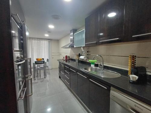Dapur atau dapur kecil di La Rosaleda, céntrico, con garaje y terraza exterior