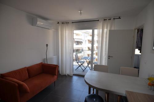 un salon avec un canapé et une table dans l'établissement VILLA SMOLETT - Appartement Cosy au cœur du quartier du port, à Nice