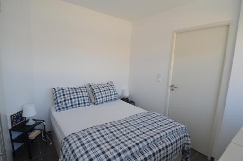 - une petite chambre avec un lit et une couverture tressée dans l'établissement VILLA SMOLETT - Appartement Cosy au cœur du quartier du port, à Nice