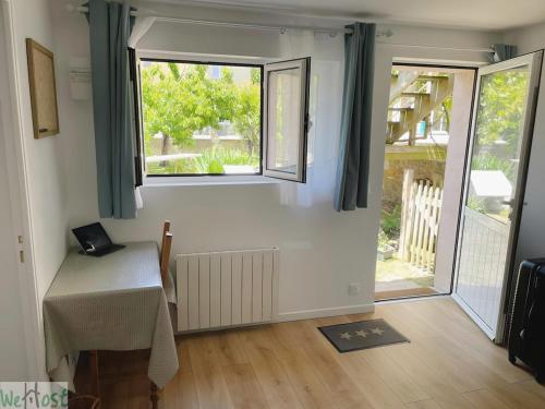 une salle à manger avec une table et une fenêtre dans l'établissement Devalois Versailles - CI - Le Devalois Paisible logement près du Château, à Le Chesnay