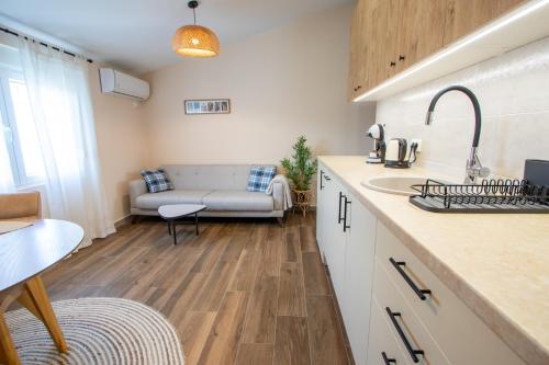 Bright & Cozy Apartment in quiet area near Airport