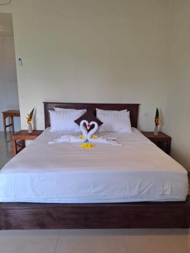 Una cama o camas en una habitación de HOTEL ME'SARI tulamben