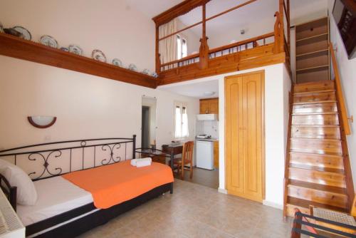 ein Schlafzimmer mit einem Etagenbett und einer Treppe in der Unterkunft Kostia Studios in Skyros