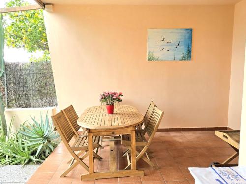 卡皮塔纳Tuffo nel blu Capitana, Best Vacation Ever的一张带椅子的木桌和花瓶