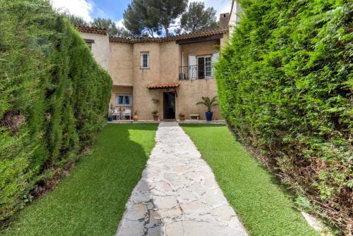 Villa in Antibes domain with tennis and pools