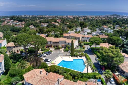 une vue aérienne d'une maison avec piscine dans l'établissement Villa in Antibes domain with tennis and pools, à Antibes