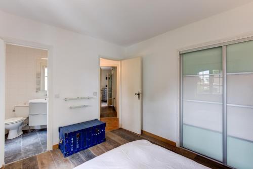- une chambre avec une porte coulissante en verre et une salle de bains dans l'établissement Villa in Antibes domain with tennis and pools, à Antibes
