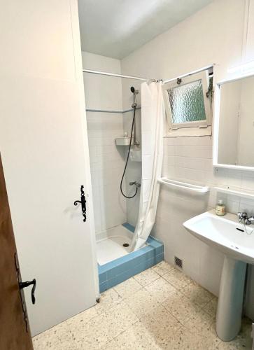 une salle de bain avec douche et lavabo dans l'établissement Valfregue, grande maison familiale, au Vigan