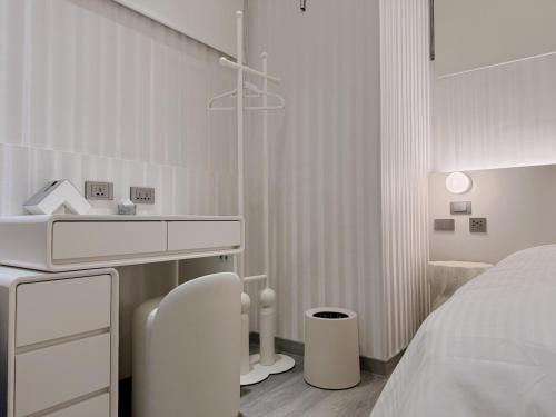 a white bedroom with a sink and a bed at 在家行旅 南西館 in Taipei