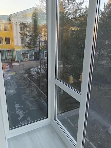 a window with a view of a street at Апартаменты Энглер in Aktobe