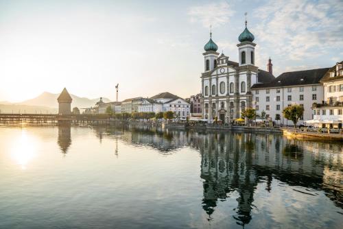 Výhled na řeku, která protéká v blízkosti hotelu