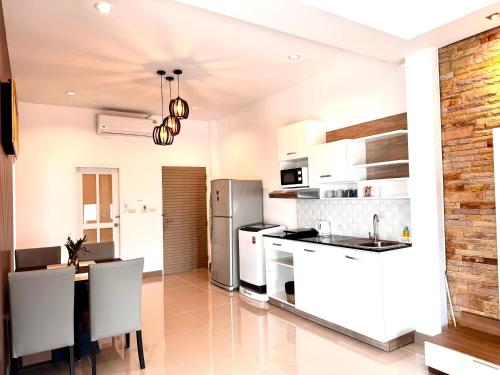 Kuchyň nebo kuchyňský kout v ubytování Sivana Place Phuket