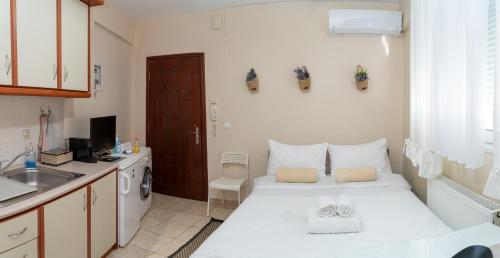 Ένα ή περισσότερα κρεβάτια σε δωμάτιο στο Stergios_Apartments 01